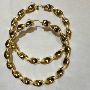 10k all gold twist Earring